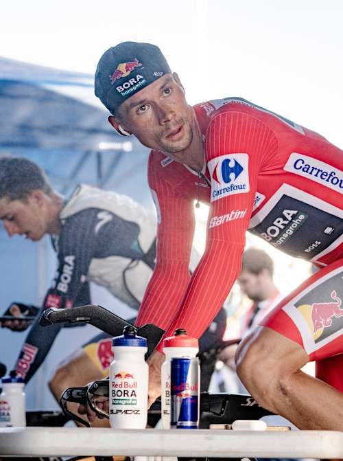 Primož Roglič wärmt sich auf den Rollentrainern für Red Bull – BORA – hansgrohe vor der 21. Etappe auf, dem 24,6 km langen Zeitfahren in Madrid bei der La Vuelta 2024 in Spanien