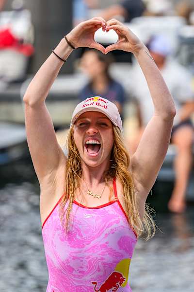 Molly Carlson aus Kanada reagiert nach ihrem Sprung von der 20,5-Meter-Plattform beim zweiten Stopp der Red Bull Cliff Diving World Series 2024 in Boston, USA, am 8. Juni 2024. 