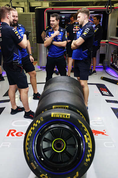 Članovi tima Oracle Red Bull Racing razgovaraju u garaži tokom drugog dana testiranja u Bahreinu 12. februara 2026. godine