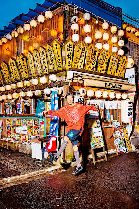 The ski-jumping ace skips through the streets of Hobo Shinjuku Norengai