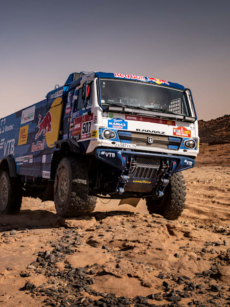 El ruso Dmitry Sotnikov, del Team KAMAZ-Master, durante la tercera etapa del Rally Dakar entre Wadi Ad-Dawasir y Wadi Ad-Dawasir en Arabia Saudí, el 5 de enero de 2021.