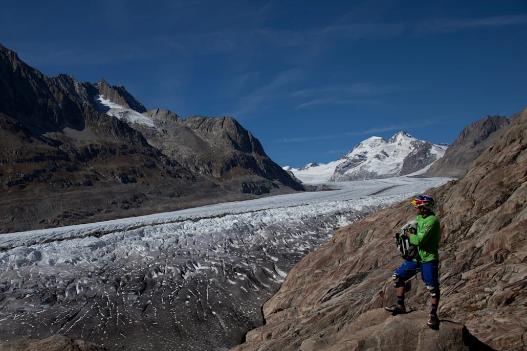 La randonnée d'un jour Aletsch Panoramaweg le long du glacier d'Aletsch jusqu'à Märjelensee, Suisse.