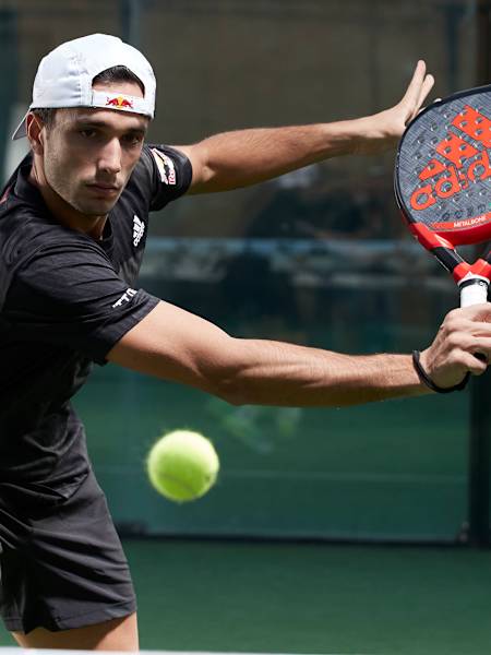 Ale Galán spielt Padel in Madrid.