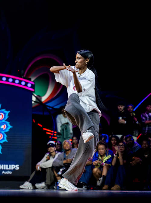 Luwam aus Deutschland bringt Energie und Stil ins Red Bull Dance Your Style-Weltfinale 2024 im NSCI Mumbai und zeigt vor einem begeisterten Publikum dynamische Moves