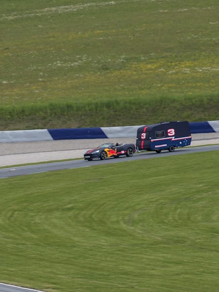 Pas facile de gérer un virage avec une caravane F1 : Daniel Ricciardo et Max Verstappen en course de caravanes sur le circuit du Grand Prix d’Autriche 2017 de Formule 1.