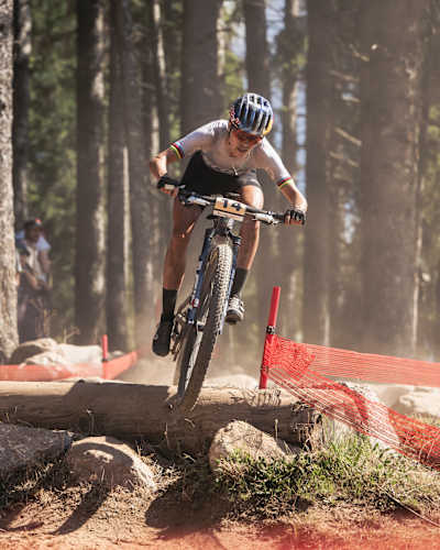 Kate Courtney tritt beim UCI MTB World Cup in Les Gets, Frankreich am 10. September 2023 auf