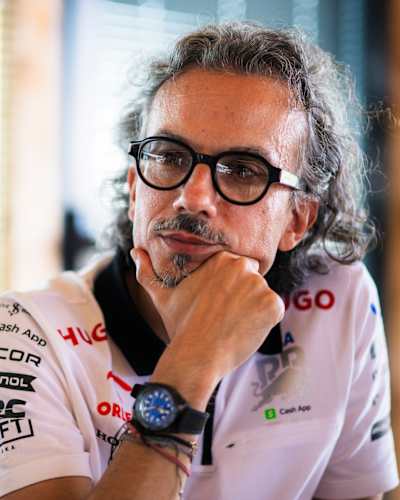 Laurent Mekies, directeur de l'équipe Visa Cash App RB, regarde dans le paddock pendant les prévisions avant le Grand Prix F1 d'Italie à l'Autodromo Nazionale Monza le 29 août 2024 à Monza, en Italie.