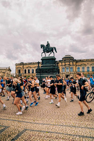 Am Dresdner Theaterplatz startet der Social Sports Club zum nächsten Lauf.