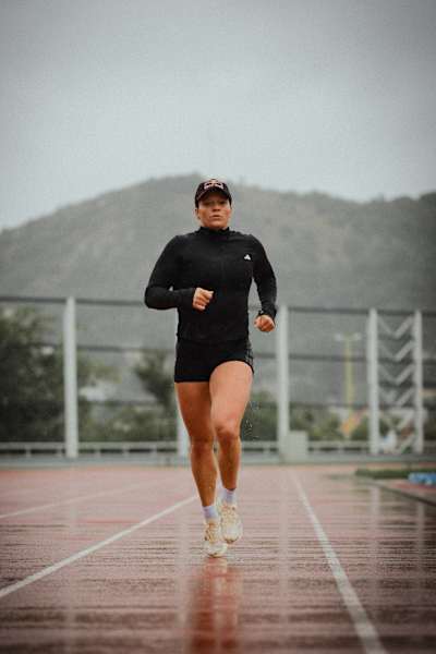 Laura Horváth on a training run on a rainy day in Budapest in 2025,