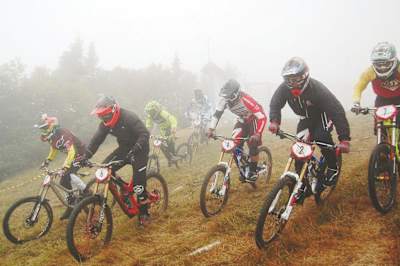 10-Rider Downhill MTB Race - Start