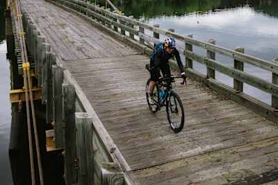 Rebecca Rusch auf ihrem Gravel-Bike auf dem Abschnitt Bentonville nach Ponca auf der Arkansas High Country Route in den USA.