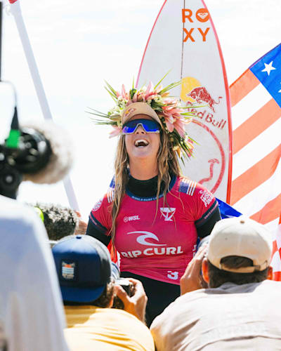 La surfeuse Caroline Marks célèbre après avoir remporté le titre de championne du monde de surf de la WSL.