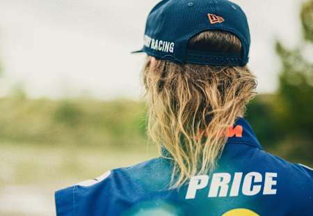 Ein Foto des australischen Rallyefahrers und Dakar-Siegers 2017, Toby Price, zeigt seinen Vokuhila.