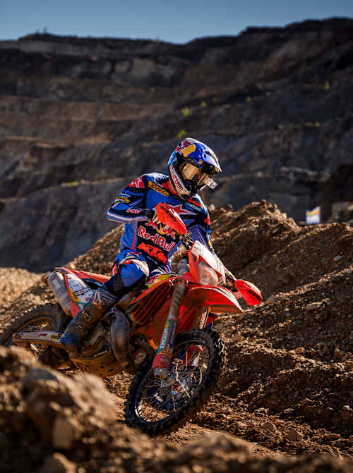 Manuel Lettenbichler cabalga por el escarpado terreno del Red Bull Erzbergrodeo 2026 en Eisenerz, Austria, mostrando la acción extrema del Hard Enduro
