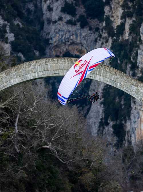 Ο Red Bull αθλητής, Δημήτρης Κολλιάκος, "χορεύει" με το paramotor του.
