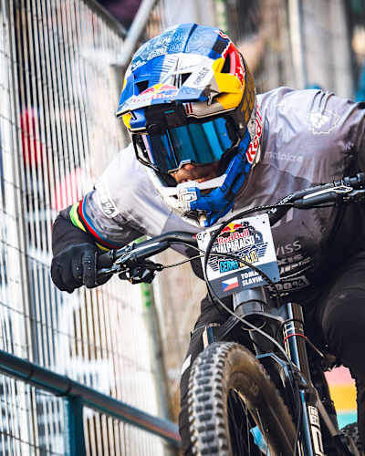At Red Bull Valparaíso 2025, Tomáš Slavík navigates the busy streets of Valparaíso and demonstrates his incredible skills and competitive spirit on mountain bikes