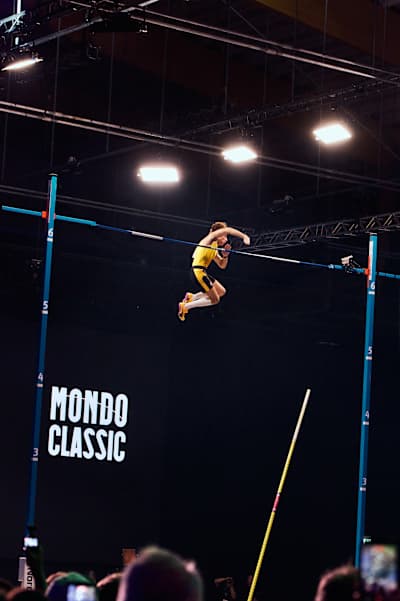 Armand Duplantis salta más de 6,31 m para batir el récord mundial por 15ª vez en el Mondo Classic el 12 de marzo de 2026 en Uppsala, Suecia.