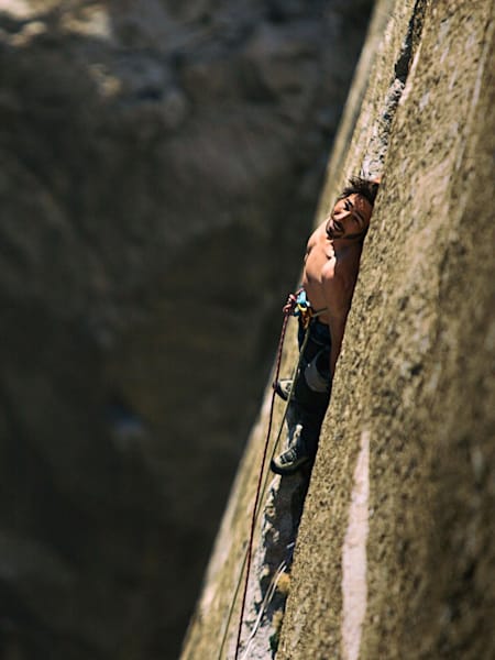 Ken Jorgeson fait une pause sur un rebord minuscule pendant l'ascension de Dawn Wall.