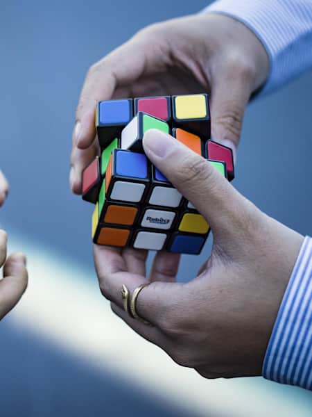 Кто и как изобрел кубик Рубика