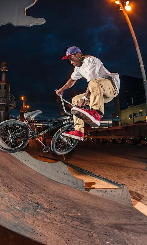 Courage Adams con su BMX en Barcelona en 2014