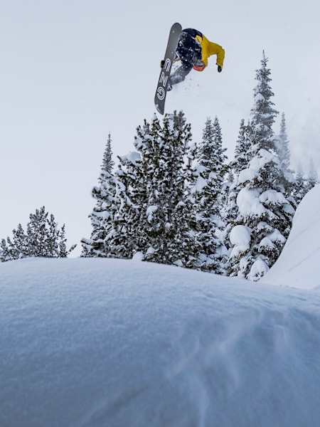Nicolas Müller executes a switch backside 180