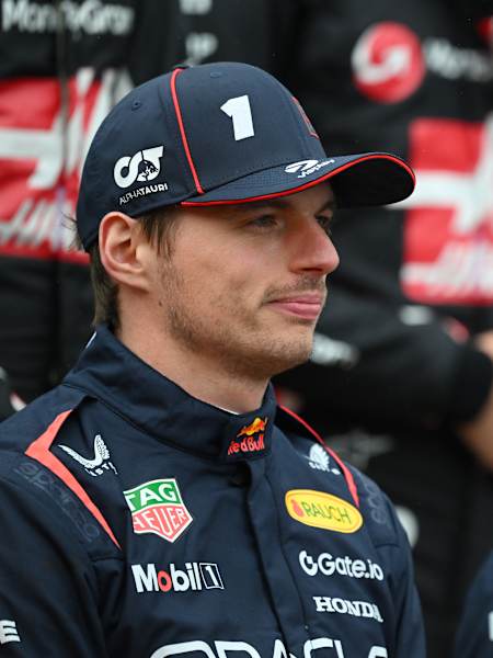 Max Verstappen ve Liam Lawson, 16 Mart 2025'te Avustralya'nın Melbourne kentindeki Albert Park pistinde düzenlenen F1 Avustralya Grand Prix'si öncesi 2025 F1 pilotları fotoğraf çekiminde.