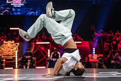 La estadounidense Logistx compite durante la final mundial del Red Bull BC One en Gdansk, Polonia, el 6 de noviembre de 2021.