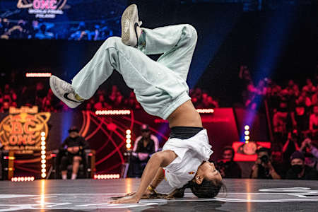 La estadounidense Logistx compite durante la final mundial del Red Bull BC One en Gdansk, Polonia, el 6 de noviembre de 2021.