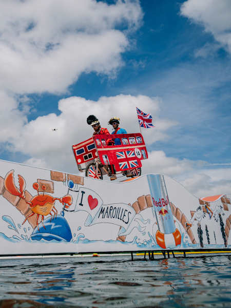 Des participants roulent sur la rampe du Red Bull Vél'Eau France 2026 aux Prés du Hem, à Armentières, Lille.