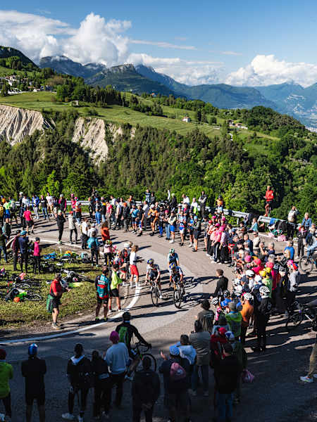 Les coureurs de Red Bull – BORA – hansgrohe en action à San Valentino lors du Giro d’Italia 2025.