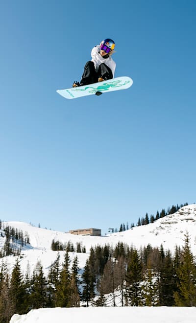 Die Snowboarderin Anna Gasser beim Red Bull Spring Battle 2025 in Flachau, Österreich