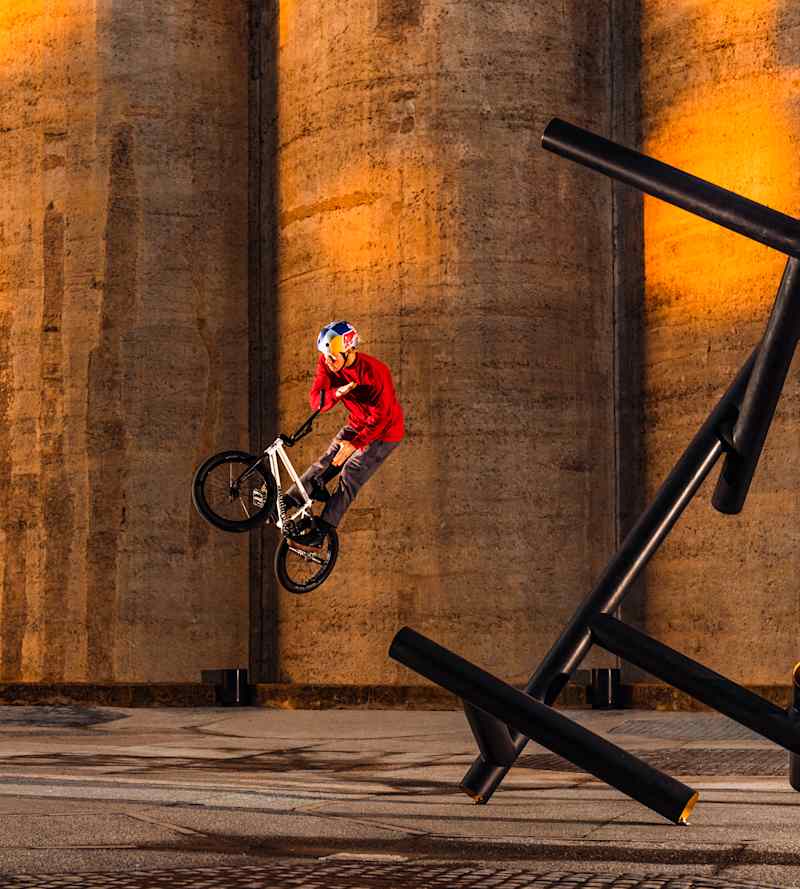 Shapes In The City』：ケープタウンの光・影・形を捉えたBMXアート