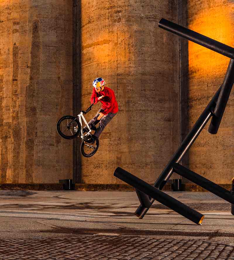 Shapes In The City』：ケープタウンの光・影・形を捉えたBMX