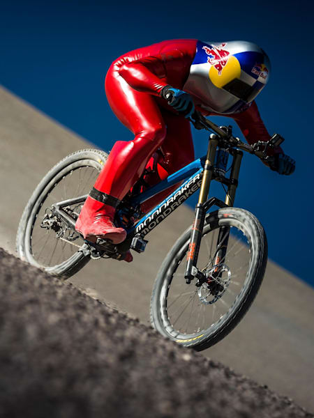 Markus Stoeckl descends pendant le V-Max 200 dans le désert d'Atacama au Chili le 10 décembre 2016
