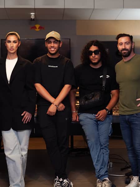 Portrait de Lyna Mahyem, ISK, AniBeatz, Gregk et Ange lors de leur enregistrement de Sur Mesure aux Red Bull Music Studios.
