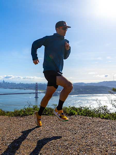 Dylan Bowman corre em Marin Headlands, perto de São Francisco, Califórnia, EUA, em 19 de janeiro de 2023. 
