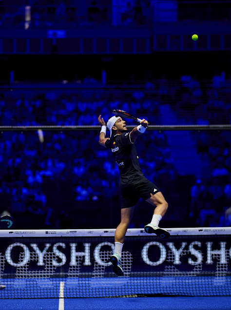 Alejandro Galán salta para golpear un golpe de derecha durante la semifinal del Premier Padel P1 Madrid 2026 en Madrid, España, con un público que lo llena todo a sus espaldas