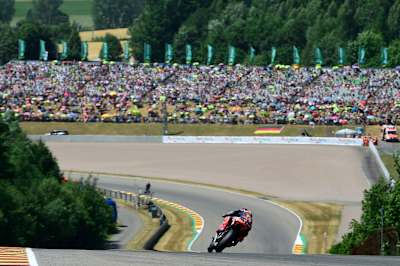 Augusto Fernández durante la carrera de Moto2 en Sachsenring en junio de 2022.