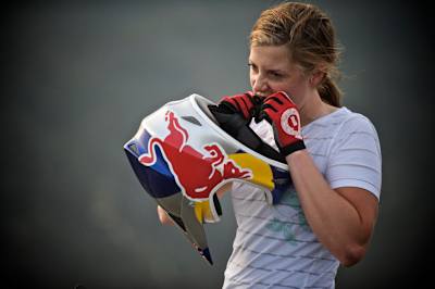 Rachel Atherton utiliza sus dientes para ajustar el casco.