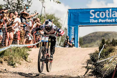 Aaron Gwin sur la piste de la Coupe du Monde de VTT de descente de l'UCI 2017 à Fort William en 2016.