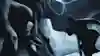 Twee personages in Call Of Duty Warzone gaan de strijd aan en staan klaar om te vechten.