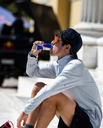 Un participante bebiendo durante la carrera Wings for Life World Run App en Atenas, Grecia, el 7 de mayo de 2023.