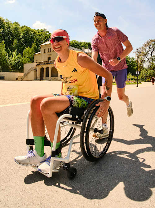 Účastníci běhu Wings for Life World Run v pražské Stromovce