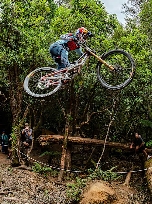 Лорі Грінленд у повітрі під час Red Bull Hardline в Тасманії