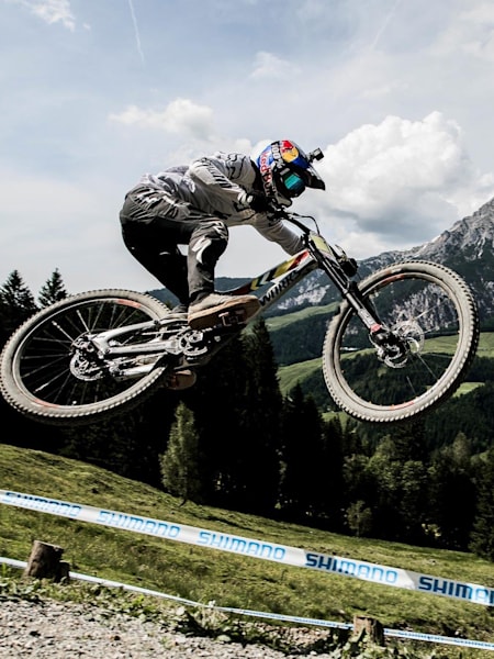 Finn Iles va a por todas desde los entrenamientos en la Copa del Mundo en Leogang.