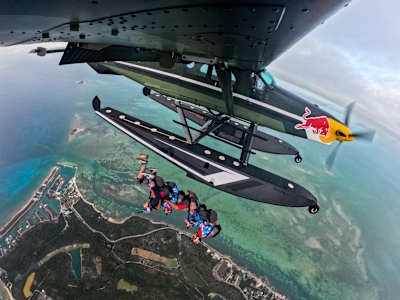Saut en parachute des Flying Bulls depuis un avion Red Bull, au-dessus des Caraïbes.