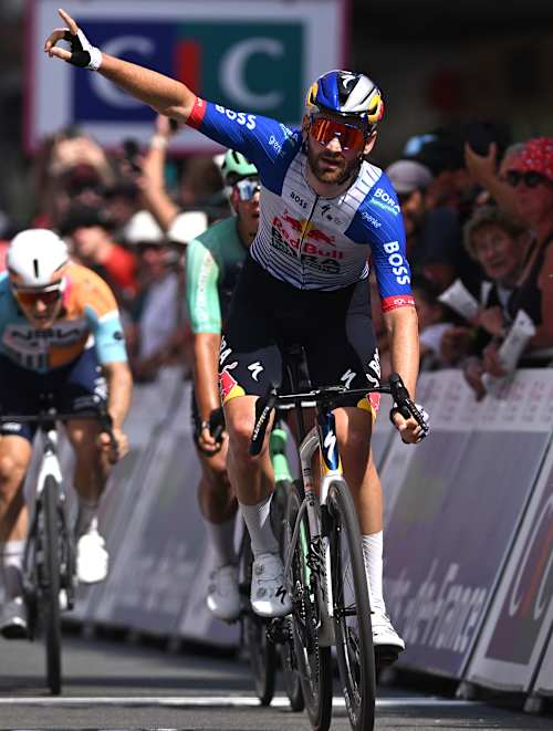 Jordi Meeus wins in Dunkirk.