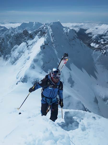 2025 yılında kayak dağcısı Andrzej Bargiel, Everest ana kampına yapacağı cesur kayak inişinden önce Everest Dağı'na tırmanıyor.