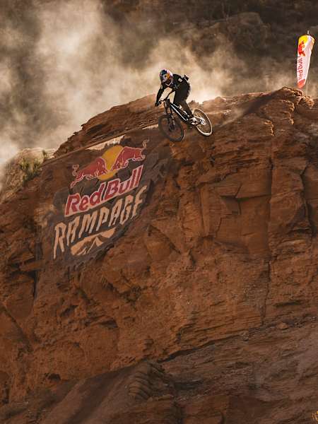Thomas Genon s'envole en VTT au Red Bull Rampage à Virgin, Utah, USA le 12 octobre, 2024.