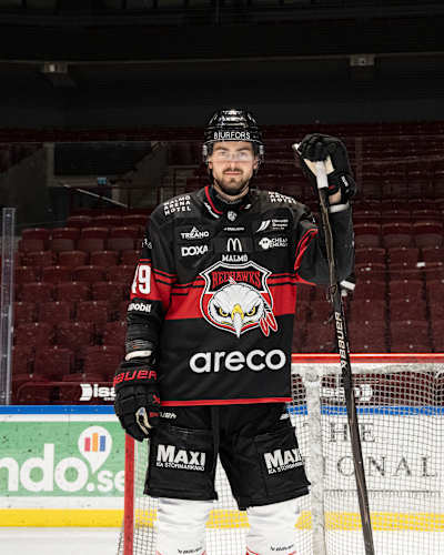 SHL-ishockeyspelaren och Malmö Redhawks-backen Seth Barton poserar i Malmö Arena i Malmö Sverige i mars 2026.